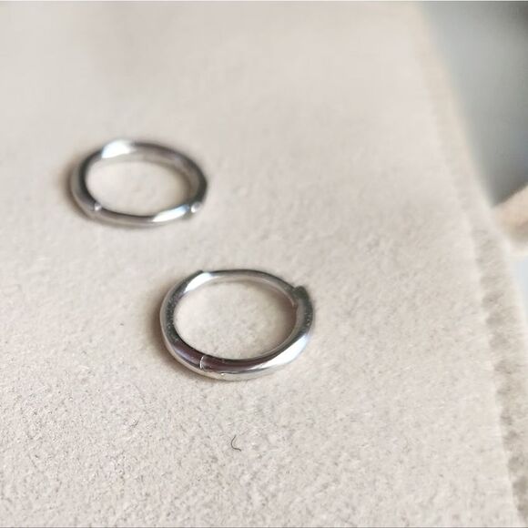 Elegant Small Hoop Earring 925 Silver - Picture 4 of 4